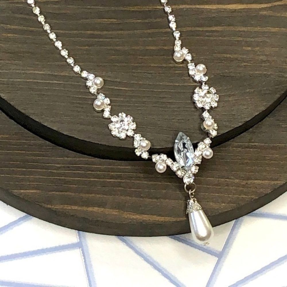 Elegant Rhinestone and Faux Pearl Necklace